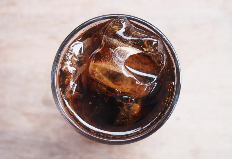 Un'immagine di una soda di colore marrone